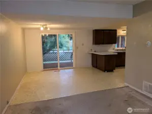 Looking from the living rm to the dining & kitchen area. #2111 5th St SW, Puyllup, WA 98371