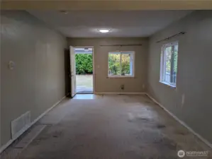 Living room & main entry from teh coverd porch. #2111 5th St SW, Puyllup, WA 98371