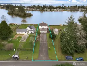 Spacious driveway with plenty of parking space