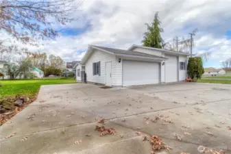 Detached Garage & Shop