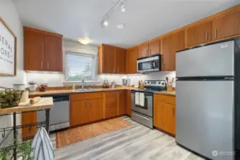 Newer vinyl plank flooring.