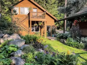 Lush gardens in bloom!