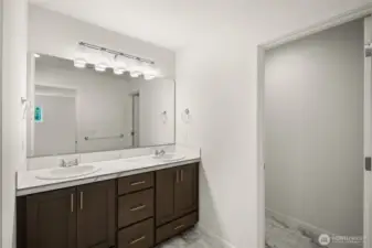 primary bathroom w/separate toilet room