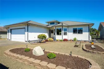 Spacious golf course rambler!