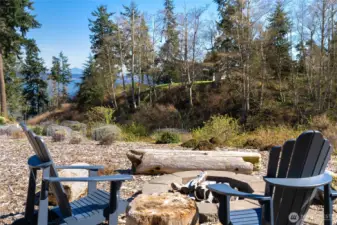 Out door fire pit with a view!! Surrounded by PNW landscaping + patio space