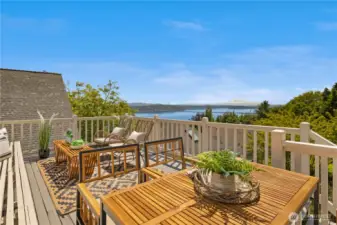 Panoramic views of the lake and Mt Rainier.