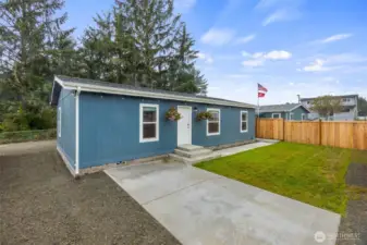--- fence yard, landscaping in place, concrete driveway and --