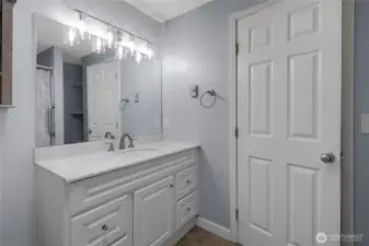 Main floor full bathroom
