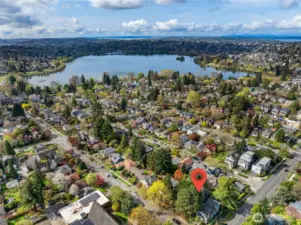 WALK TO GREENLAKE!