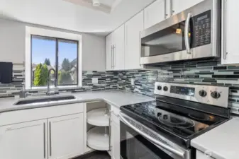 Plenty of cabinet and counterspace for a well-functioning kitchen space.