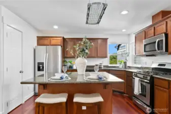 Grand kitchen island, ss appliances.