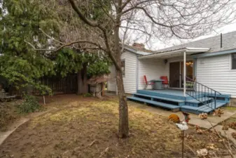 Fully fenced side yard