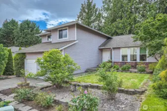 WONDERFUL HOME PROVIDES ALL THE BENEFITS OF THE SAMMAMISH LIFESTYLE.