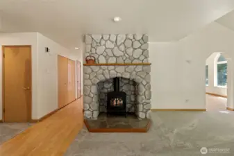 Entry propane fireplace