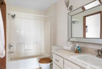 2nd bath with full tub