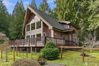 This home embraces a mix of rustic and contemporary design — exposed wood beams, large windows, and open floor plans that invite natural light and capture forest views. Outdoor living is key: expansive decks, fire pits, and garden spaces extend living areas into the fresh air, ideal for savoring morning coffee or evening sunsets.
