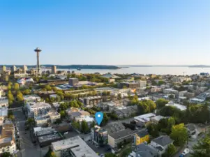 Lush tree-lined streets blend with bustling metropolitan living to form an array of amenities right outside your front door: Seattle Center, Lake Union Park, Climate Pledge Arena, the iconic Space Needle, community events, local markets and outdoor festivals all year round!