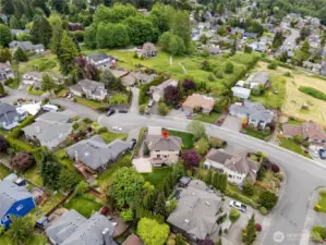 Great setting, close to shops, restaurants, downtown, yet minutes from I-5!