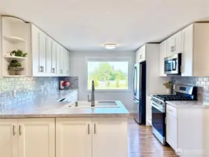 Prepare your meals in this gorgeous kitchen!
