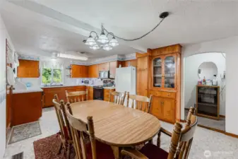 Dining w/ kitchen