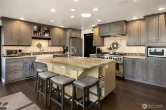 Extra bar counter seating is perfect for busy mornings, snack time or casual meals.