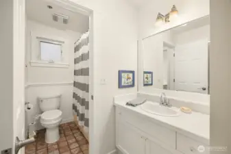 Upstairs full bathroom.