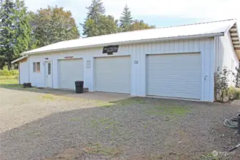 3 bay workshop plus hobby room/apartment