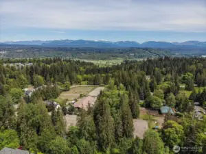 Only 7 miles to downtown Redmond but also only 10-15 miles to beautiful farmlands and open spaces like Carnation's Remlinger Farms or the charming town of Duvall. Cascara is a great launching off point for all kinds of adventures and places to enjoy!