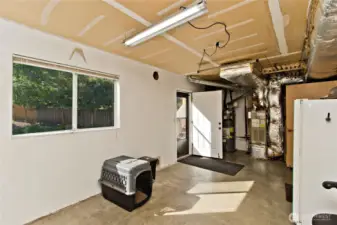 Extra finished room with separate entrance shop/office?