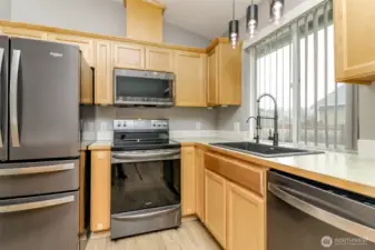 Newer appliances, sink & faucet, pendant lights, reverse osmosis water filtration system