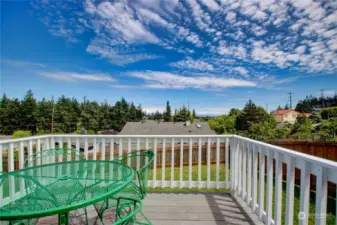 Enjoy this lovely deck, with mountain views