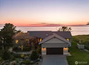 You'll see some amazing technicolor sunsets from here!