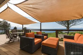 Huge view deck for entertaining