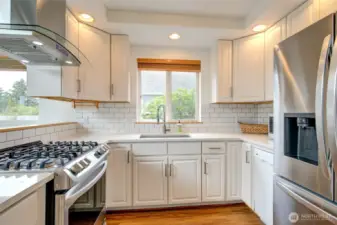 Gas stove, french door fridge, tile