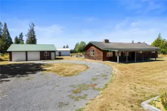 Circle driveway with easy access to barn.