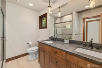 Primary bedroom bathroom