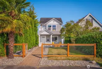 Great front yard, perfect for playing games!