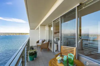 The indoor to outdoor flow with northern orientation is really just perfect for everyday living.