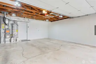 Bright, spacious and ready for your projects or vehicles