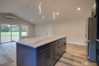 Large Island w/ Seating