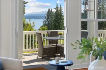 Ideal for indoor/outdoor entertaining.