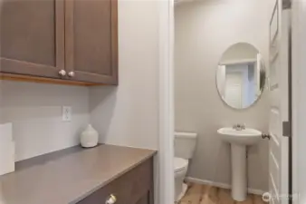 Main-level 1/2 bath