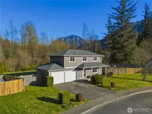 Close to amenities, coffee, grocery, resteraunts