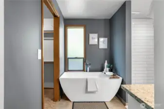 Luxurious soaking Tub