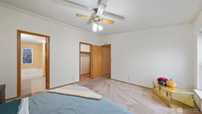Primary bedroom en-suite, walk-in closet