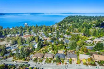 Just a few blocks to the Vashon Ferry, Endolyne Joe's and Lincoln Park.