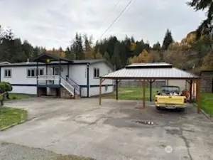 front drive way and extra parking