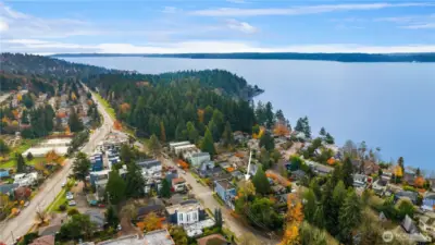 This aerial shot shows Lincoln Park just 1 block away, Lowman Beach off to the right and the tennis courts off to the left. An amazing location that will have you enjoying these amenities all year long.