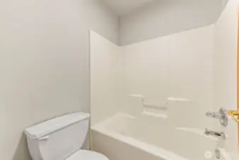 Primary en suite full bath