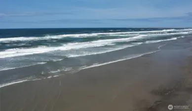 Easy walk to the beach from this home. Walking trail at the end of the street. 18 miles of beaches to explore and clam digging rough out in front of the home on this beach!